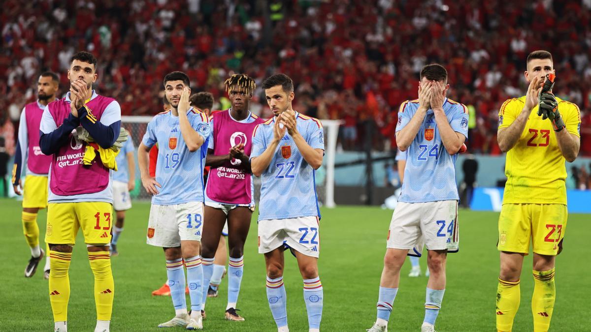 Los integrantes de la selección española, entre ellos los jugadores del Athletic Nico Williams y Unai Simón, lamentan la eliminación a manos de Marruecos.