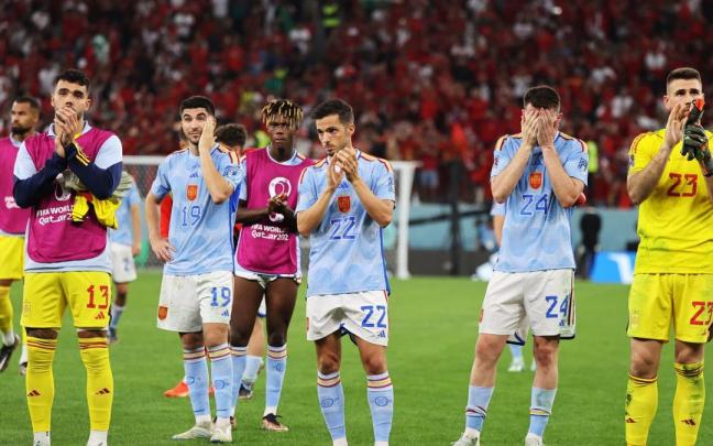 Los integrantes de la selecci&oacute;n espa&ntilde;ola, entre ellos los jugadores del Athletic Nico Williams y Unai Sim&oacute;n, lamentan la eliminaci&oacute;n a manos de Marruecos.