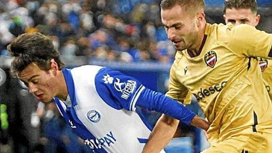 Pellistri protege el balón ante el Levante.