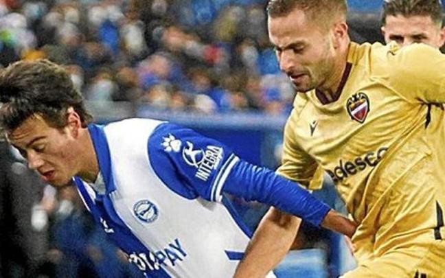 Pellistri protege el bal&oacute;n ante el Levante.