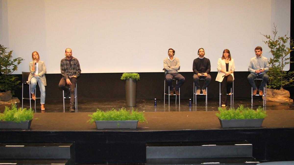 La alcaldesa de Azpeitia, Nagore Alkorta, y los representantes de Statkraft, este martes.