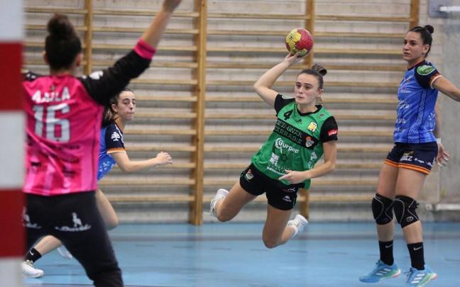 La navarra Naiara Retegi se dispone a lanzar a porter&iacute;a.