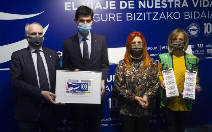 Teresa Salgado, a la derecha, durante la presentación del cupón con motivo del centenario del Alavés.