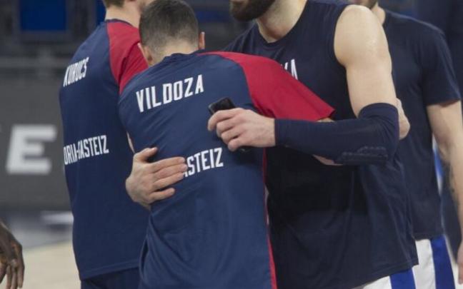 Shengelia se saluda con Vildoza en su vuelta a Vitoria con el CSKA