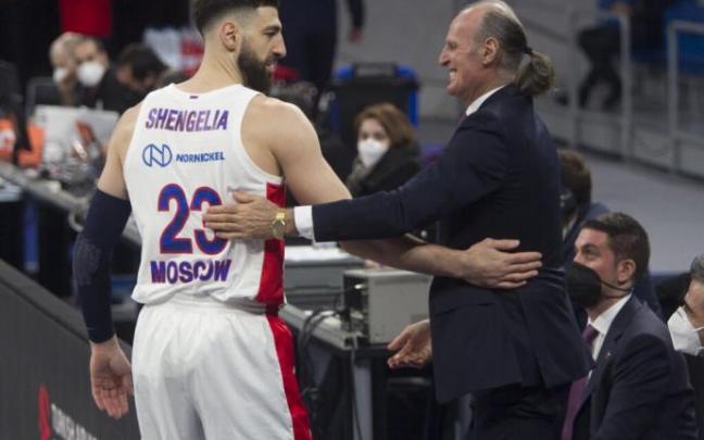 Shengelia se saluda afectuosamente con Ivanovic en su vuelta al Buesa con el CSKA