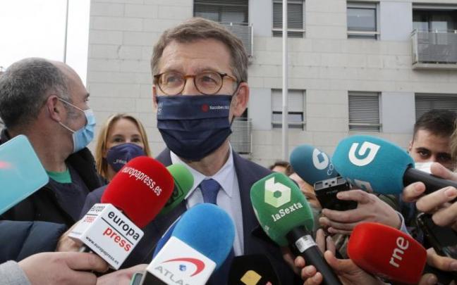 Alberto Núñez Feijóo, ante los medios en Vigo