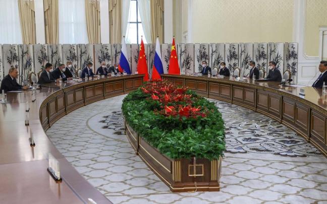 Encuentro entre los presidentes de Rusia y China, Vladimir Putin y Xi Jinping. Encuentro entre los presidentes de Rusia y China, Vladimir Putin y Xi Jinping.