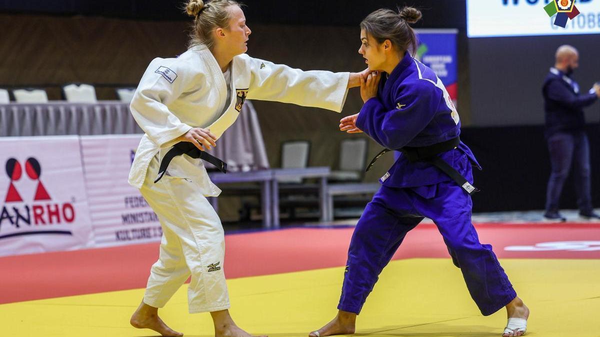 Ariane Toro (azul), en un combate delCampeonato de Europa sub-23 en Sarajevo.