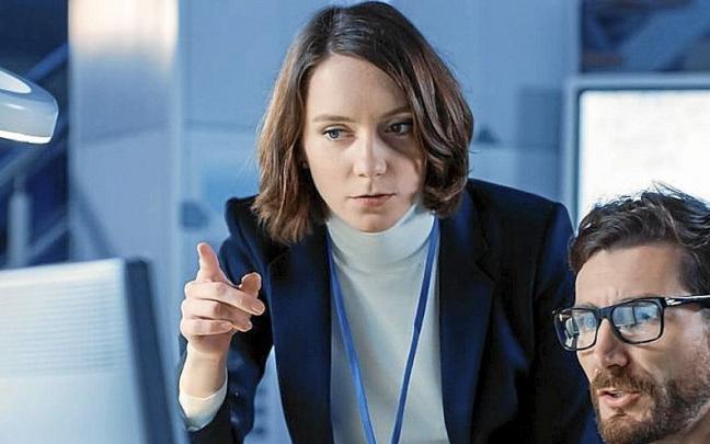 Dos personas trabajando en una oficina.