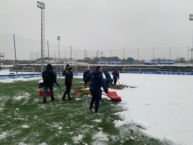 La plantilla coge las palas para limpiar la nieve del césped de Ibaia.