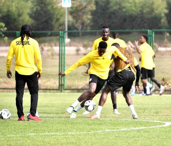 Loum, durante un entrenamiento con Senegal.