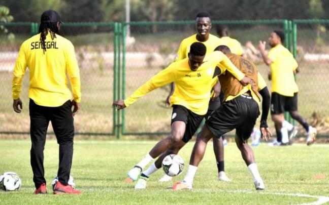 Loum, durante un entrenamiento con Senegal.