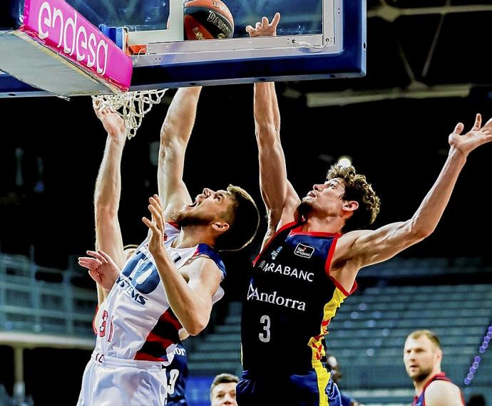 Giedraitis se levanta debajo del aro para anotar una canasta en presencia de Paulí. Foto: ACB Photo/Albert Martín