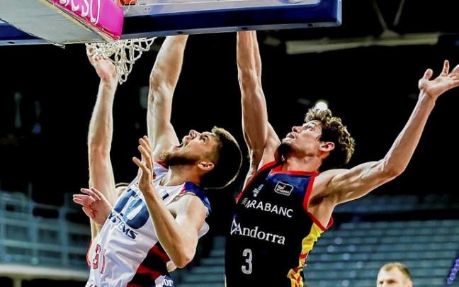 Giedraitis se levanta debajo del aro para anotar una canasta en presencia de Paulí. Foto: ACB Photo/Albert Martín