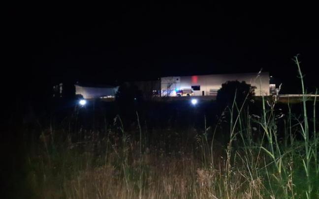 La empresa esta madrugada, en una foto tomada por los Bomberos forales