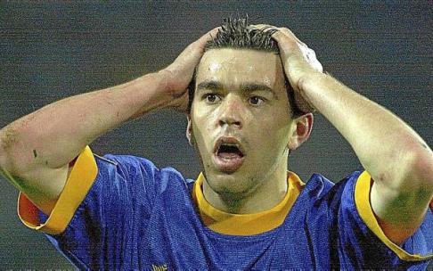 Cosmin Contra con la camiseta del Deportivo Alavés en la final de la Copa de la UEFA. Foto: DNA Cosmin Contra con la camiseta del Deportivo Alavés en la final de la Copa de la UEFA. Foto: DNA