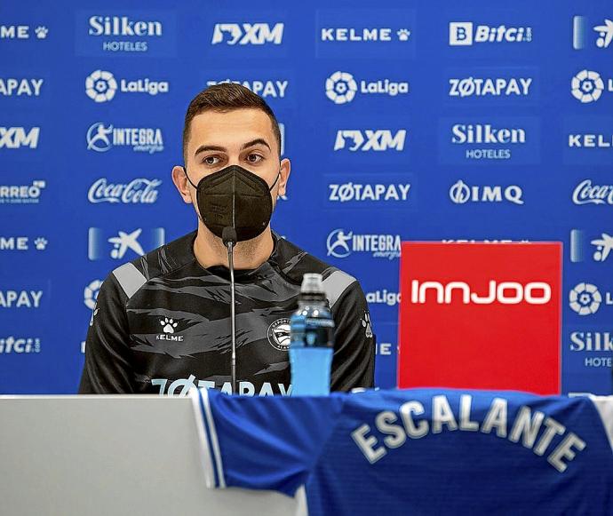 Gonzalo Escalante, durante su presentación como nuevo jugador albiazul. Foto: Alavés