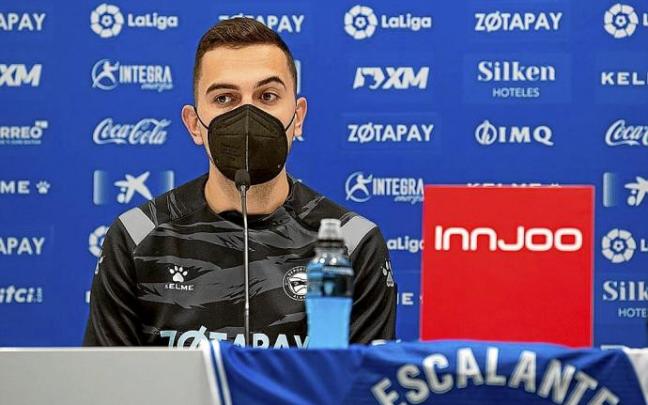 Gonzalo Escalante, durante su presentación como nuevo jugador albiazul. Foto: Alavés