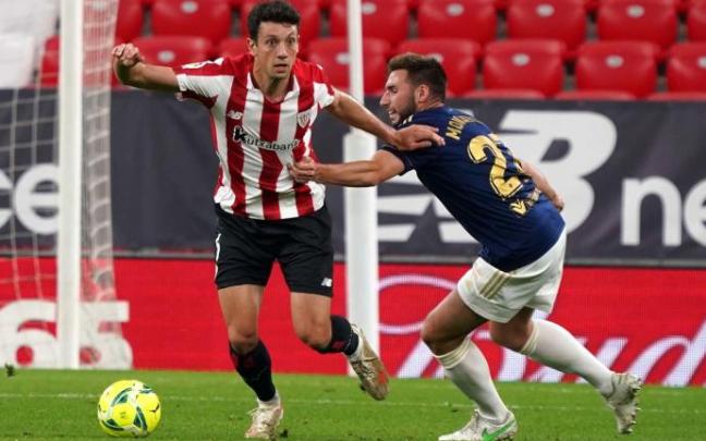 Jon Moncayola intenta frenar a Mikel Vesga en el reciente Athletic-Osasuna en San Mamés.