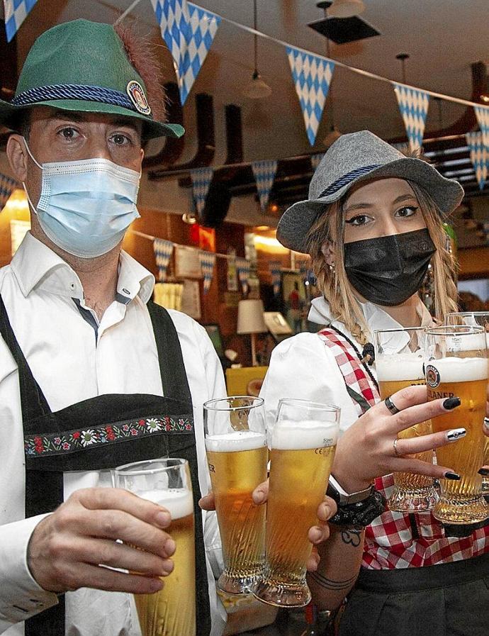 Ambiente de ayer por la tarde en la Oktoberfest del bar Batela, que regenta Iñigo Sáez Elvira. Foto: J. Chavarri