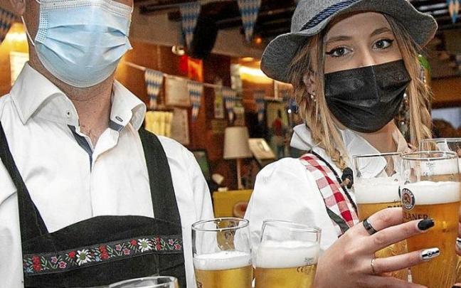 Ambiente de ayer por la tarde en la Oktoberfest del bar Batela, que regenta Iñigo Sáez Elvira. Foto: J. Chavarri