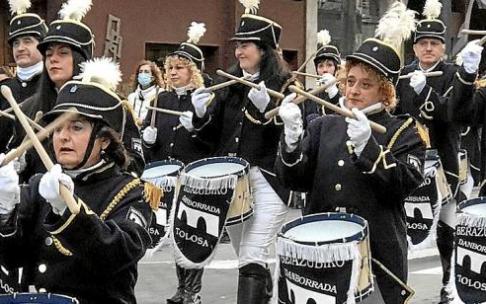 La tamborrada de Berazubi por la Avenida de Navarra.