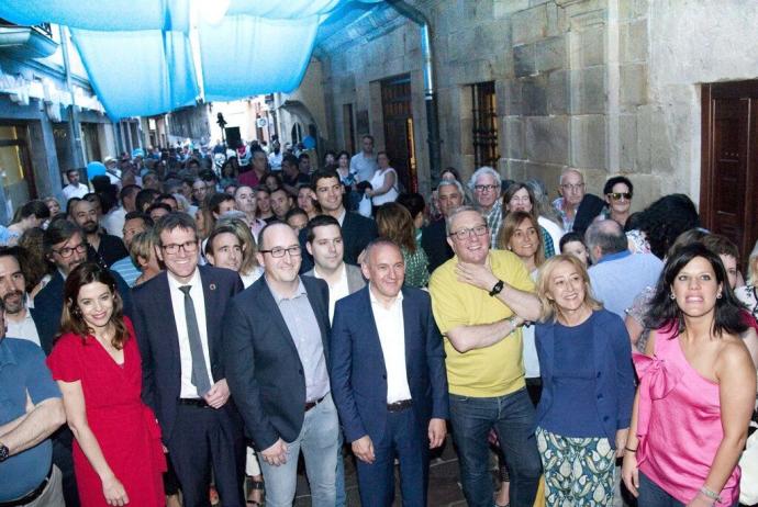 Fiesta del comercio de Gasteiz On, con Patricia García (a la derecha del todo) y su presidente, Diego Martínez de San Vicente (entre el alcalde y el diputado general).