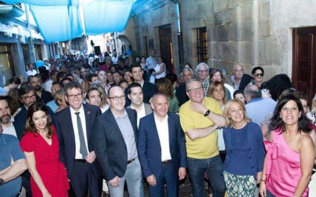 Fiesta del comercio de Gasteiz On, con Patricia García (a la derecha del todo) y su presidente, Diego Martínez de San Vicente (entre el alcalde y el diputado general).