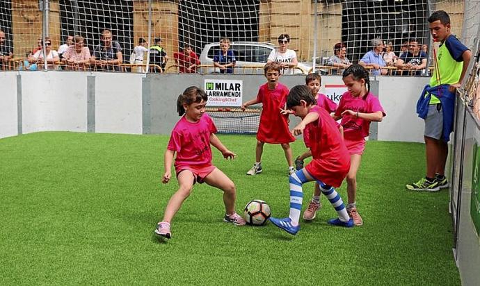 Escolares en una edición anterior de la fiesta del fútbol. Foto: Maxixatzen