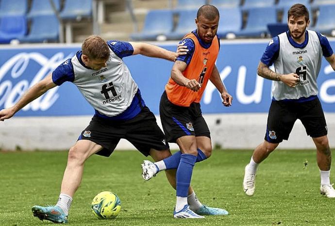 Sorloth y Rafinha pelean por el balón, con Portu de espectador. Foto: R.S.