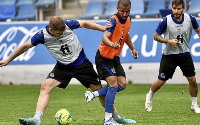 Sorloth y Rafinha pelean por el balón, con Portu de espectador. Foto: R.S.