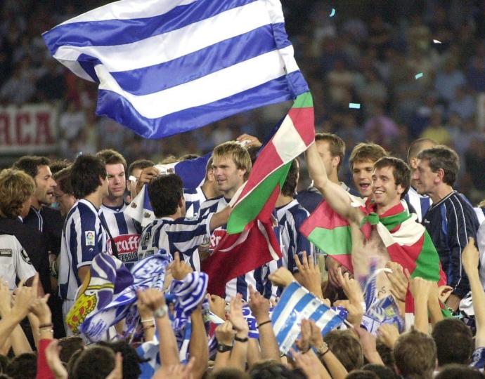 López Rekarte ondea la bandera de la Real en presencia de un buen número de aficionados blanquiazules