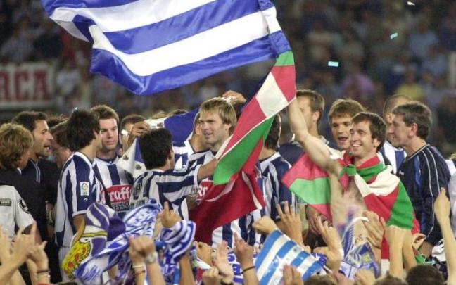 López Rekarte ondea la bandera de la Real en presencia de un buen número de aficionados blanquiazules