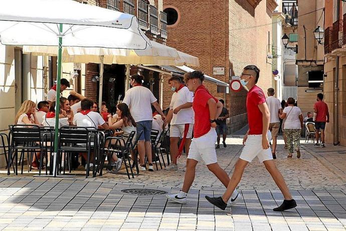 Varios jóvenes, entre la calle Herrerías y Mercadal.