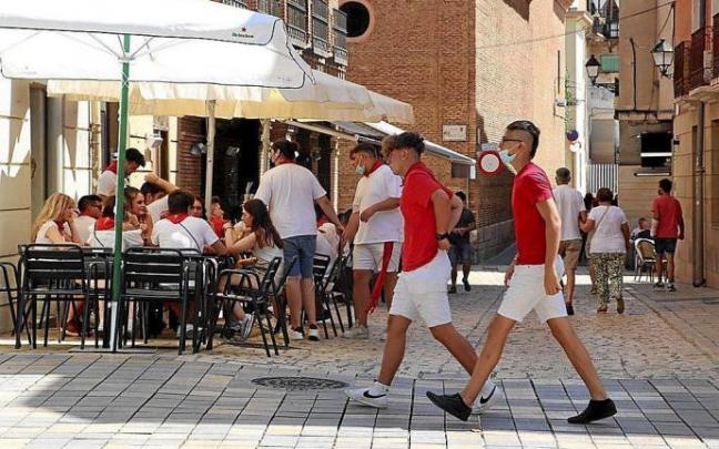 Varios jóvenes, entre la calle Herrerías y Mercadal.