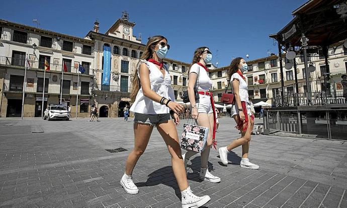 Varias jóvenes el 24 de julio de 2020, vestidas de rojo y blanco aunque no hubo cohete en la plaza. Foto: Unai Beroiz