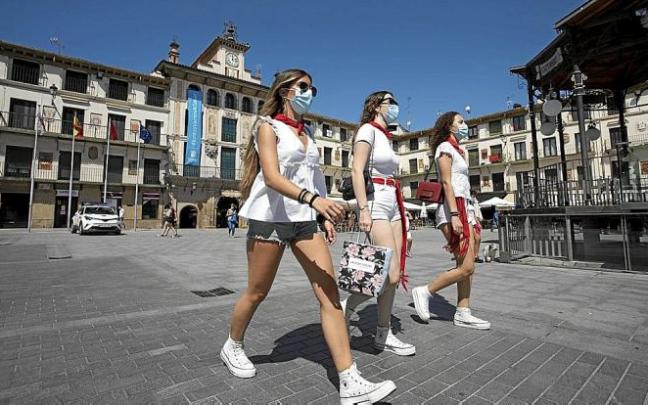 Varias jóvenes el 24 de julio de 2020, vestidas de rojo y blanco aunque no hubo cohete en la plaza. Foto: Unai Beroiz