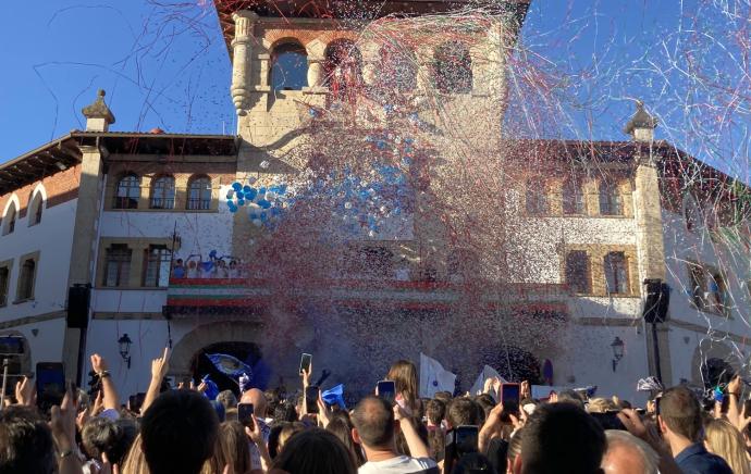 Marijata sobrevoló a los asistentes al txupinazo de los Sampedros de Mungia.