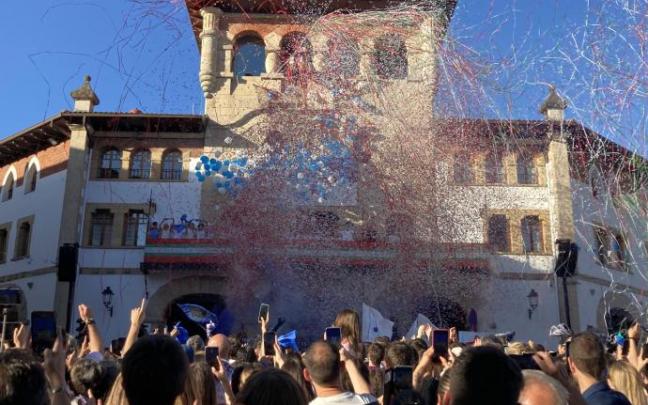 Marijata sobrevoló a los asistentes al txupinazo de los Sampedros de Mungia.