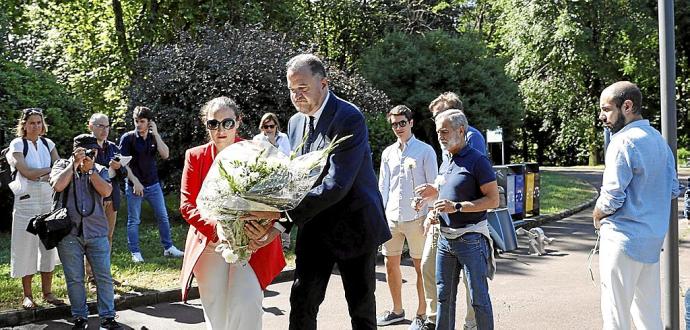Ofrenda floral en homenaje a Manuel Zamarreño, ayer en Errenteria. Foto: Efe