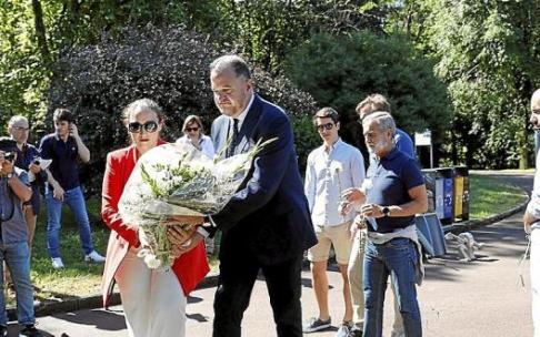 Ofrenda floral en homenaje a Manuel Zamarreño, ayer en Errenteria. Foto: Efe