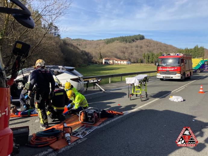 Actuación de los bomberos en un accidente en la N240 a la altura de Legutio