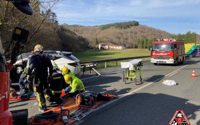 Actuación de los bomberos en un accidente en la N240 a la altura de Legutio
