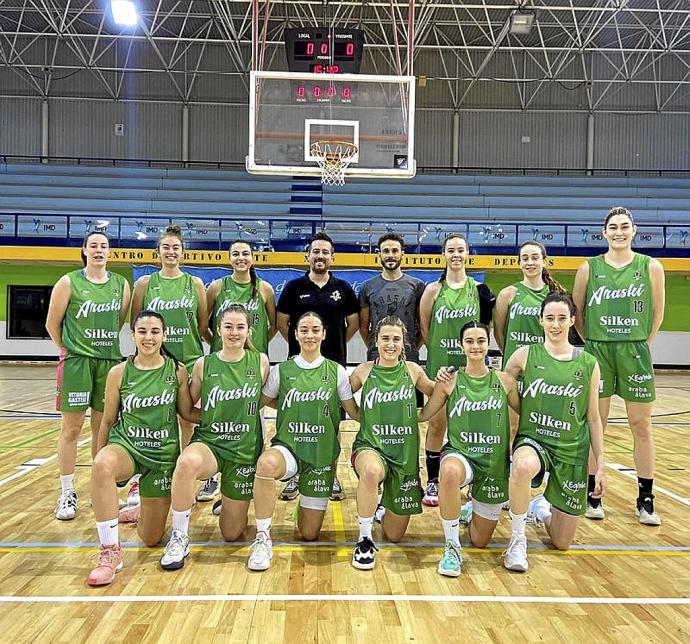 Las jugadoras del Silken Hoteles Araski, ayer en Sevilla. Foto: Área 11