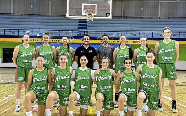 Las jugadoras del Silken Hoteles Araski, ayer en Sevilla. Foto: Área 11 Las jugadoras del Silken Hoteles Araski, ayer en Sevilla. Foto: Área 11