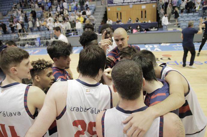 Los jugadores del filial baskonista celebran el triunfo logrado en el Fontes do Sar