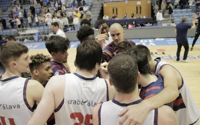 Los jugadores del filial baskonista celebran el triunfo logrado en el Fontes do Sar