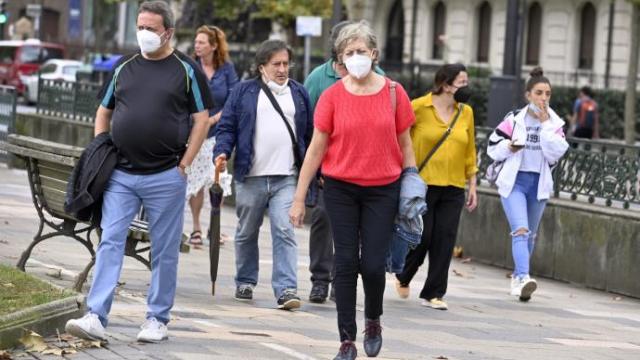 Varias personas pasean por la capital vizcaina que tiene una tasa de incidencia de 208 casos.