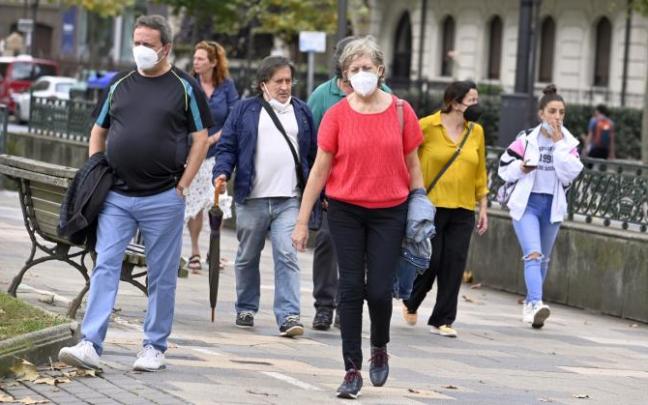 Varias personas pasean por la capital vizcaina que tiene una tasa de incidencia de 208 casos. Varias personas pasean por la capital vizcaina que tiene una tasa de incidencia de 208 casos.