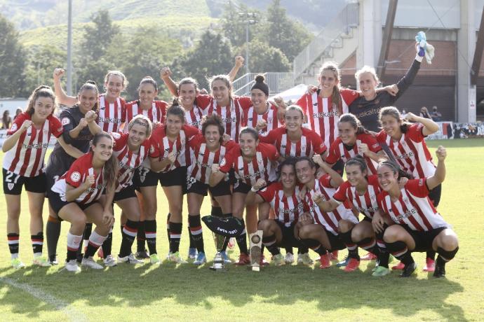 Las jugadoras del Athletic posan con el trofeo que les acredita como ganadoras de la undécima edición de la Euskal Herria Kopa. Foto: Javier Colmenero